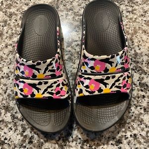 Women’s animal print oofos